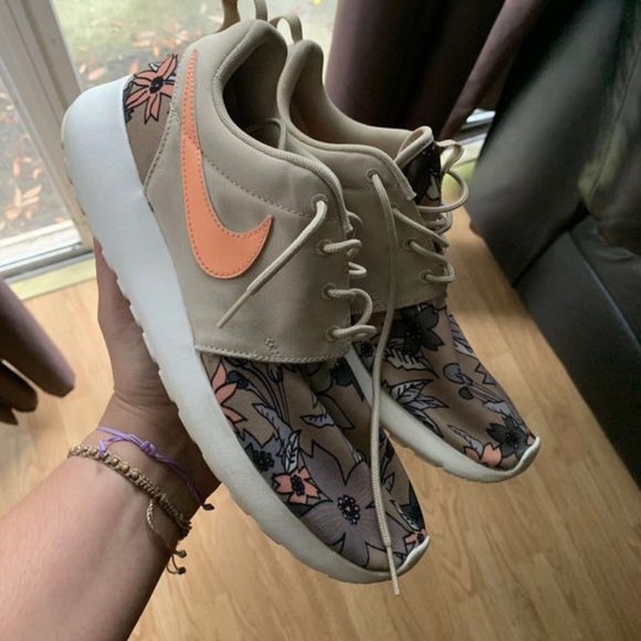 Nike Shoes - Nike Roshe